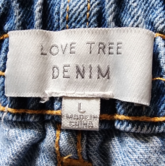 Love Tree Women's Denim Shorts with pockets on Front and Back. Size L Used - Picture 3 of 3
